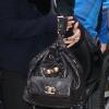 Vanessa Hudgens, à son arrivée à Paris, porte un sac Chanel. Le 16 février 2013