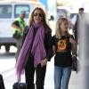 Felicity Huffman arrive à l'aéroport LAX de Los Angeles, le mardi 7 août 2012 avec sa fille Sophia.