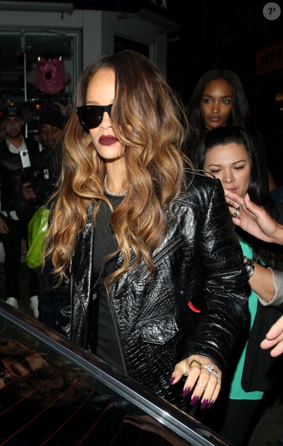 Rihanna quitte la boîte de nuit The Box à Londres, le 16 février 2013.