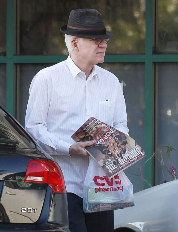 Steve Martin va à la pharmacie à Santa Barbara, le 17 fevrier 2013.