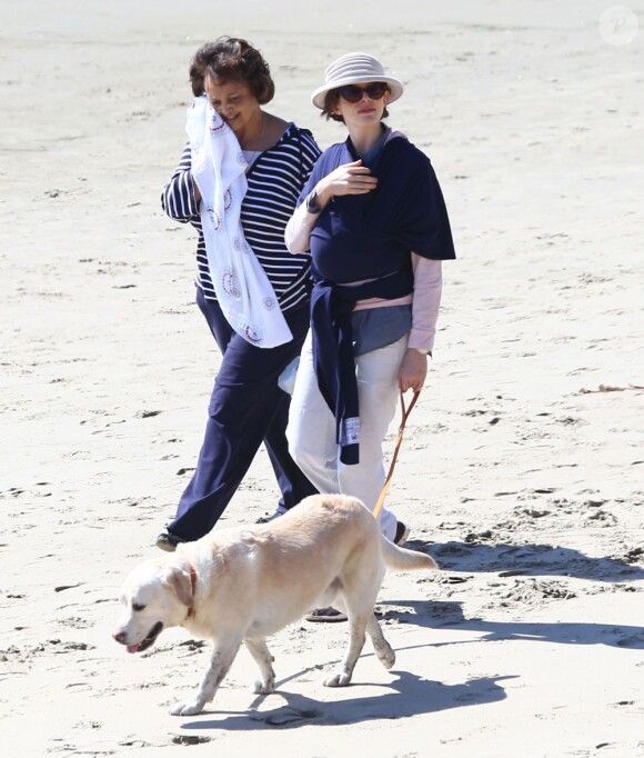 La femme de Steve Martin, Anne Stringfield, se promène avec leur fils à Santa Barbara, le 17 fevrier 2013.