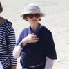 L'épouse de Steve Martin, Anne Stringfield, se promène avec leur fils à Santa Barbara, le 17 fevrier 2013.