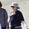 La femme du comédien Steve Martin, Anne Stringfield, se promène avec leur fils à Santa Barbara, le 17 fevrier 2013.