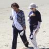La femme de Steve Martin, Anne Stringfield, se promène avec leur fils à Santa Barbara, le 17 fevrier 2013.