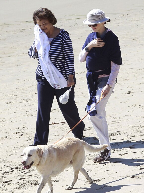 La femme de Steve Martin, Anne Stringfield, se promène avec leur fils à Santa Barbara, le 17 fevrier 2013.