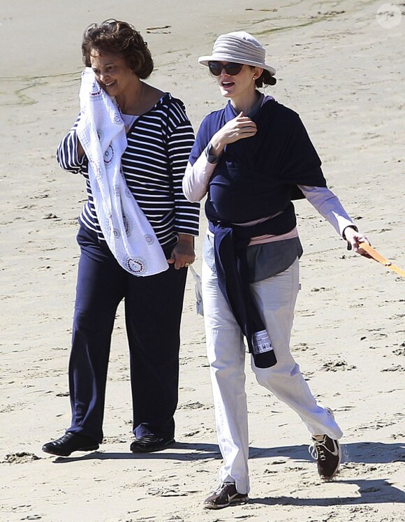 La femme de Steve Martin, Anne Stringfield, se promène avec leur fils à Santa Barbara, le 17 fevrier 2013.