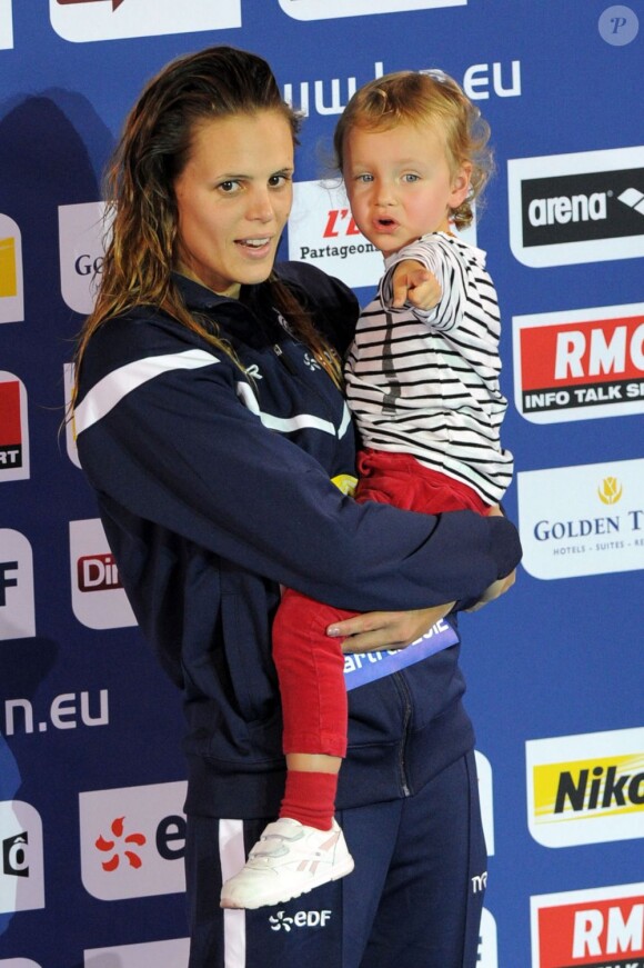 Laure Manaudou et sa fille Manon lors du championnat d'Europe petit bassin de Chartres le 24 novembre 2012