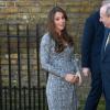 Kate Middleton, enceinte de cinq mois, à la Hope House de Londres le 19 février 2013, un foyer pour femmes alcooliques ou toxicomanes géré par Action on Addiction, dont elle est la marraine.