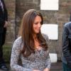 Kate Middleton, enceinte de cinq mois, à la Hope House de Londres le 19 février 2013, un foyer pour femmes alcooliques ou toxicomanes géré par Action on Addiction, dont elle est la marraine.