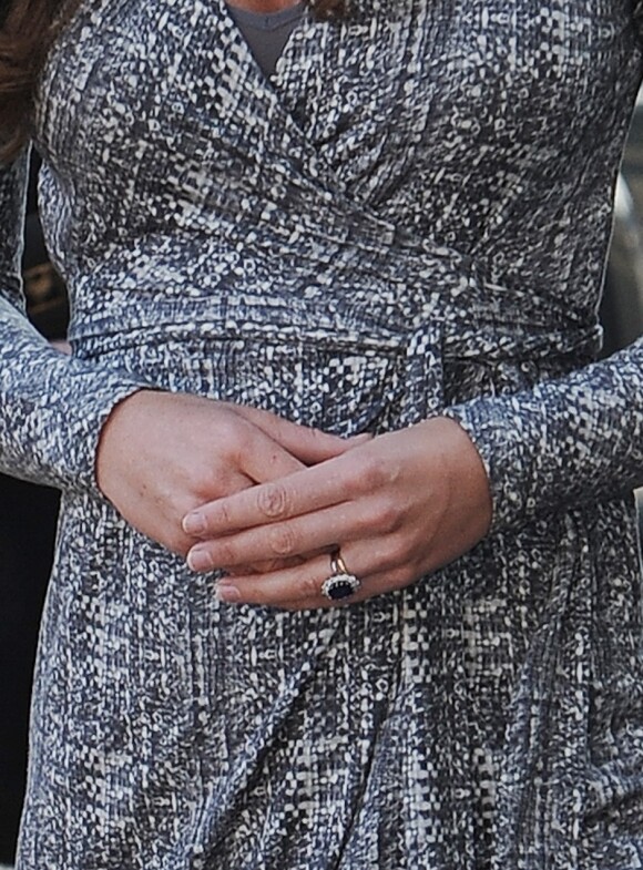 La duchesse Catherine de Cambridge à la Hope House gérée par Action Addiction, organisme dont elle est la marraine, le 19 février 2013 à Londres. La première sortie officielle du baby bump !