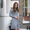 Kate Middleton, enceinte de 5 mois, à la fin de sa visite en tant que marraine de Action on Addiction à la Hope House du sud de Londres, le 19 février 2013.