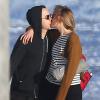 Giovanni Ribisi et sa femme Agyness Deyn se promènent avec leur chien sur une plage à Santa Barbara, le 16 février 2013.