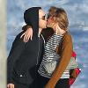 Giovanni Ribisi et sa femme Agyness Deyn se promènent avec leur chien sur une plage à Santa Barbara, le 16 février 2013. Les deux amoureux s'embrassent sur la plage.