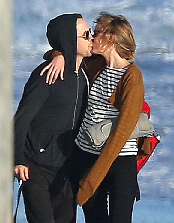 Giovanni Ribisi et sa femme Agyness Deyn se promènent avec leur chien sur une plage à Santa Barbara, le 16 février 2013. Les deux amoureux s'embrassent sur la plage.