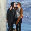Giovanni Ribisi et sa femme Agyness Deyn se promènent avec leur chien sur une plage à Santa Barbara, le 16 février 2013.
