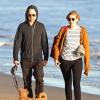 Giovanni Ribisi et sa chérie Agyness Deyn se promènent avec leur chien sur une plage à Santa Barbara, le 16 février 2013.