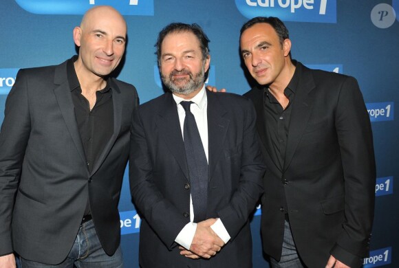 Nicolas Canteloup, Denis Olivennes et Nikos Aliagas lors du photocall de la soirée "Europe 1 fait Bobino" à Paris, le 18 février 2013