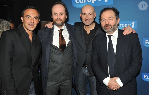 Nikos Aliagas, Nicolas Canteloup et Denis Olivennes lors du photocall de la soirée "Europe 1 fait Bobino" à Paris, le 18 février 2013