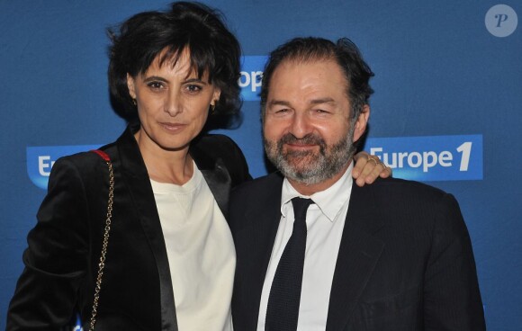 Le couple Inès de la Fressange et Denis Olivennes lors du photocall de la soirée "Europe 1 fait Bobino" à Paris, le 18 février 2013