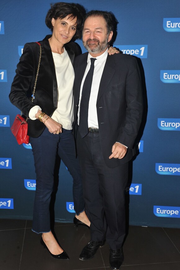Inès de la Fressange et Denis Olivennes lors du photocall de la soirée "Europe 1 fait Bobino" à Paris, le 18 février 2013