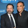 Denis Olivennes et Nikos Aliagas lors du photocall de la soirée "Europe 1 fait Bobino" à Paris, le 18 février 2013