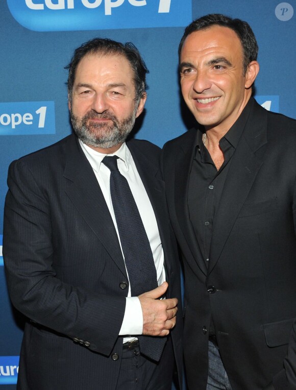 Denis Olivennes et Nikos Aliagas lors du photocall de la soirée "Europe 1 fait Bobino" à Paris, le 18 février 2013