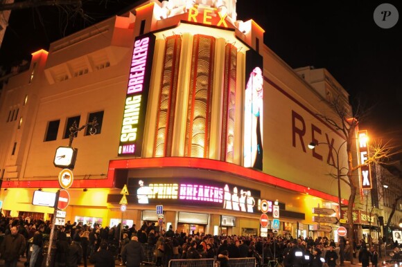 Ambiance devant le Grand Rex pour l'avant-première du film Spring Breakers le 18 février 2013.