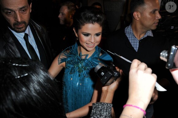Selena Gomez signe des autographes dès son arrivée à la première du film Spring Breakers au Grand Rex à Paris, le 18 février 2013.