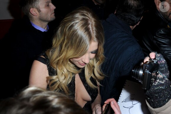 Ashley Benson signe des autogrophes à la première du film Spring Breakers au Grand Rex à Paris, le 18 février 2013.