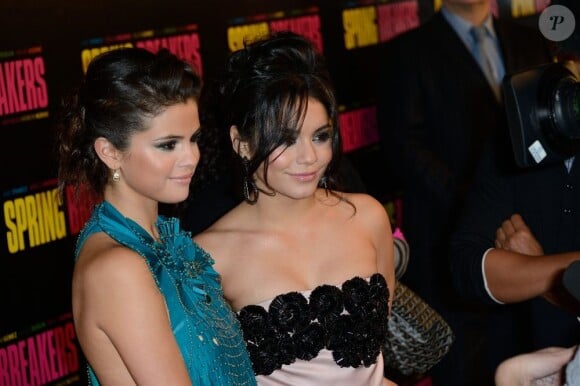 Selena Gomez et Vanessa Hudgens réunies pour répondre aux questions des journalistes à la première du film Spring Breakers au Grand Rex à Paris, le 18 février 2013.