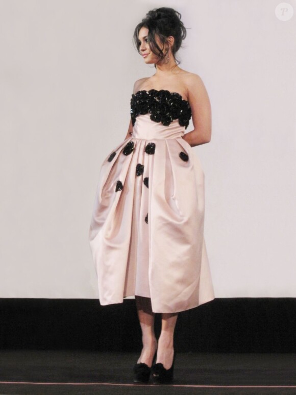 Exclusif - Vanessa Hudgens rose bonbon et délicieuse pour l'avant-première de Spring Breakers à Paris, le 18 février 2013