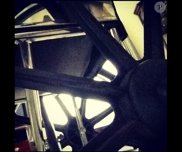 Lady Gaga a posté une photo d'un fauteuil roulant, sans doute le sien, sur Twitter, le 16 février 2013.