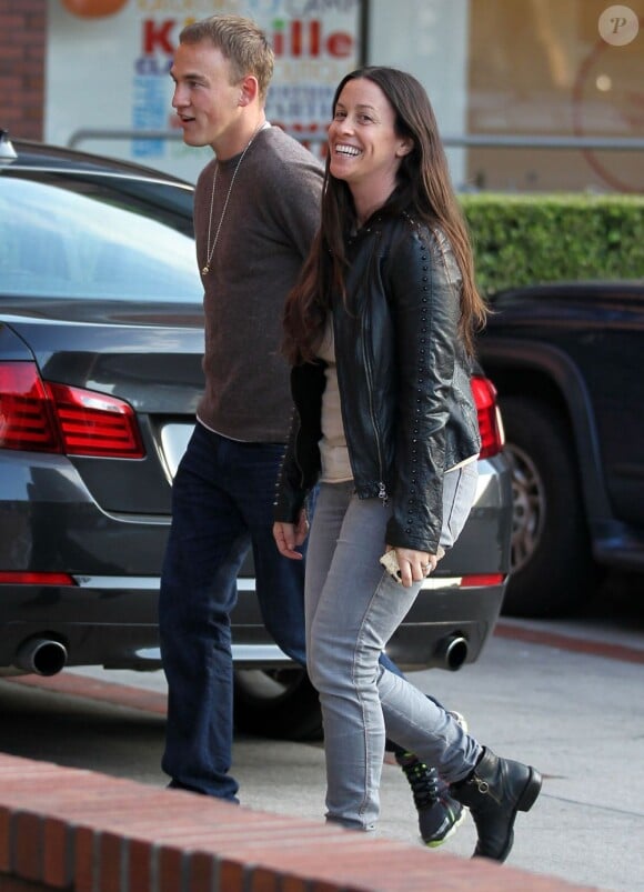 Alanis Morissette, souriante, et son mari Mario Treadway quittent le restaurant La Scala situé dans le quartier de Brentwood à Los Angeles, le 18 février 2013.