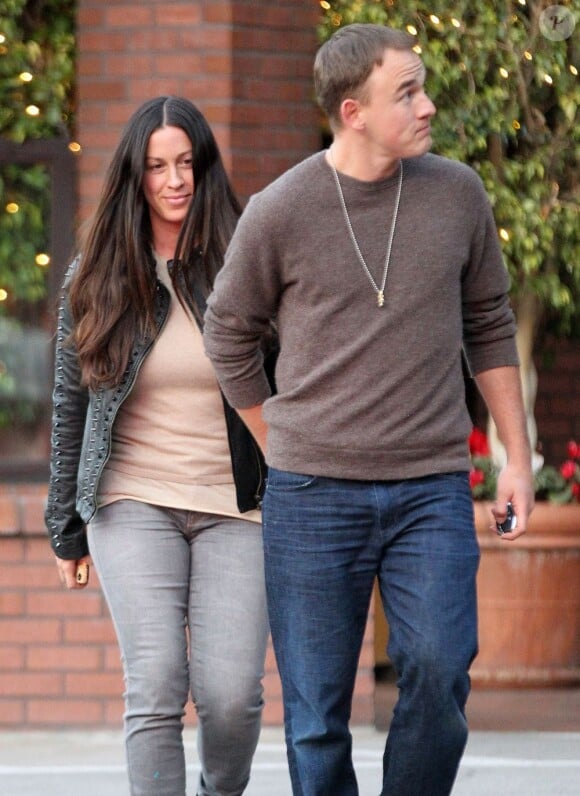 Alanis Morissette et son époux Mario Treadway quittent le restaurant La Scala situé dans le quartier de Brentwood à Los Angeles, le 18 février 2013.