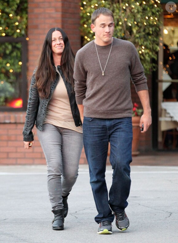 Alanis Morissette, 38 ans, et son mari Mario Treadway quittent le restaurant La Scala situé dans le quartier de Brentwood à Los Angeles, le 18 février 2013.