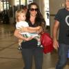 Alanis Morissette avec son compagnon et leur fils Ever à l'aéroport de Los Angeles, le 23 août 2012.