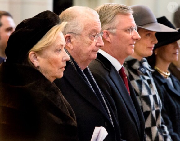 La reine Paola, le roi Albert, le prince Philippe et la princesse Mathilde de Belgique lors de la messe commémorative des morts de la famille royale, en l'église Notre-Dame de Bruxelles, le 19 février 2013.