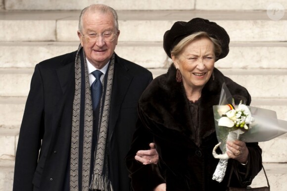 Le roi Albert et la reine Paola de Belgique lors de la messe commémorative des morts de la famille royale, en l'église Notre-Dame de Bruxelles, le 19 février 2013.