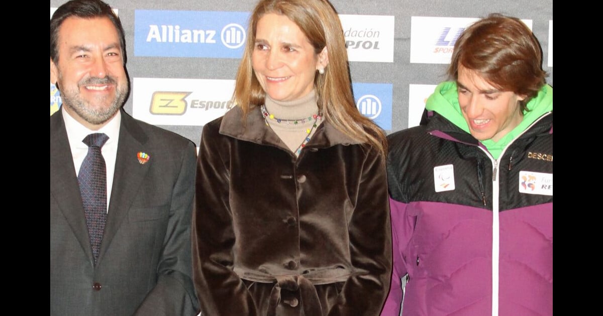 Elena d'Espagne tout sourire entourée des skieurs handisport - Purepeople