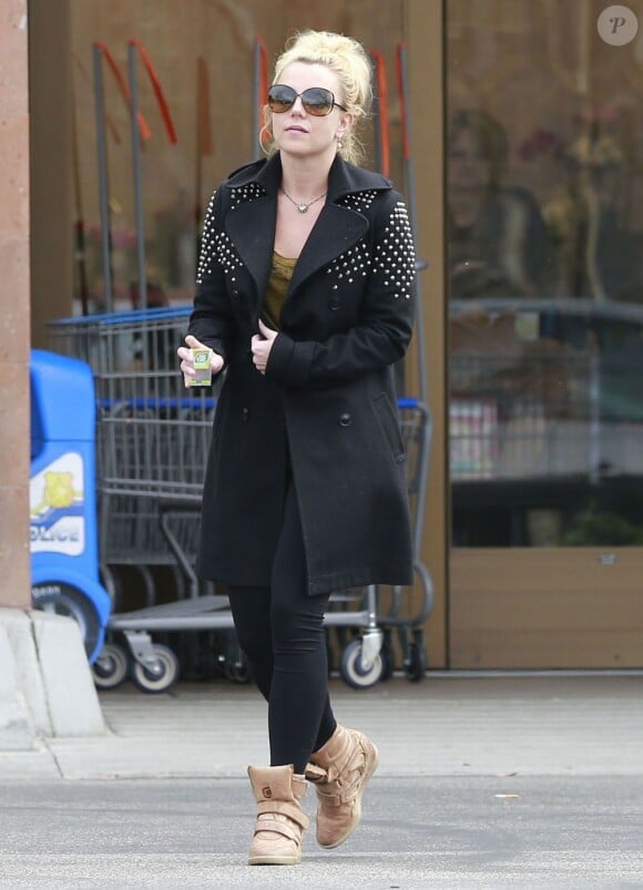Britney Spears, enfin stylée, fait ses courses avec son garde du corps à Los Angeles, le 19 février 2013.