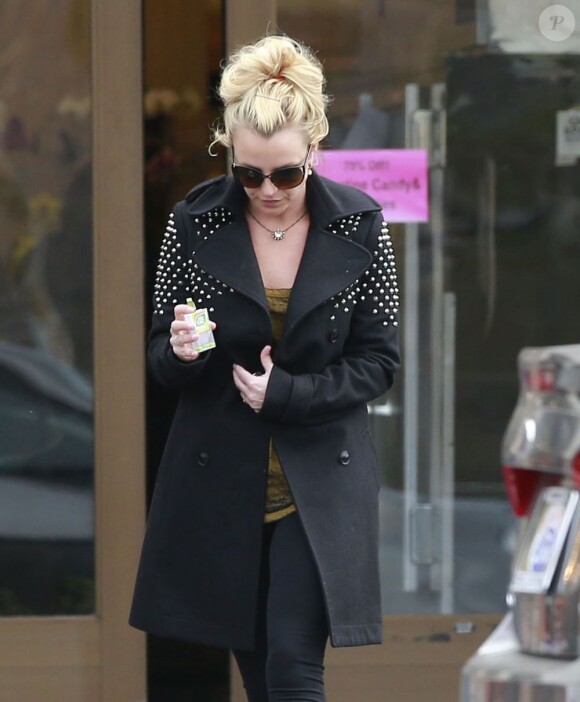 Britney Spears au supermarché avec son garde du corps à Los Angeles, le 19 février 2013.