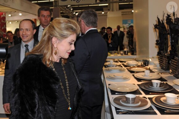 Catherine Deneuve en pleine visite du salon du bien-être ''Ambiente'' à Francfort en Allemagne le 18 février 2013