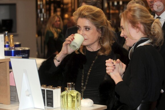 La star Catherine Deneuve visitant le salon du bien-être ''Ambiente'' à Francfort en Allemagne le 18 février 2013