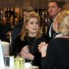 Catherine Deneuve visitant le salon du bien-être ''Ambiente'' à Francfort en Allemagne le 18 février 2013