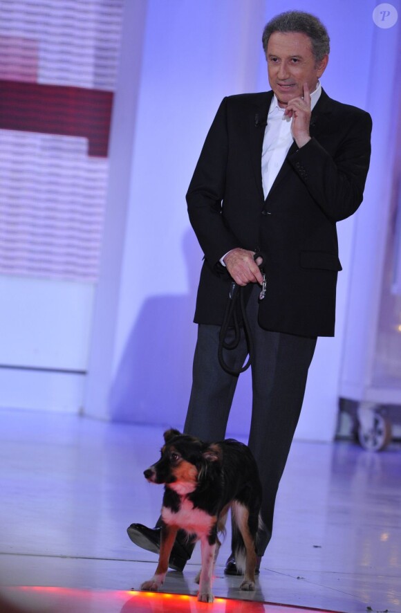 Michel Drucker et sa chienne Isia arrive pour le tournage de l'émission Vivement Dimanche à Paris le 20 février 2013.