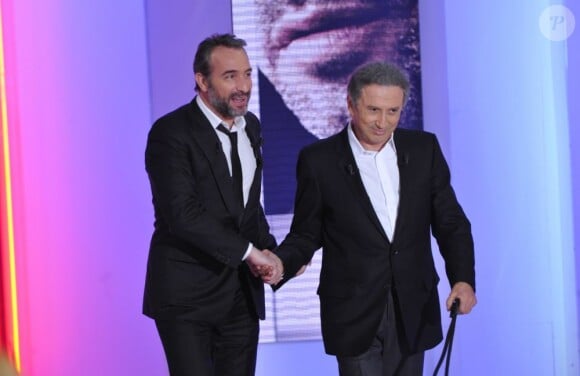 Jean Dujardin accueilli par Michel Drucker pour l'enregistrement de l'émission Vivement Dimanche à Paris le 20 février 2013.