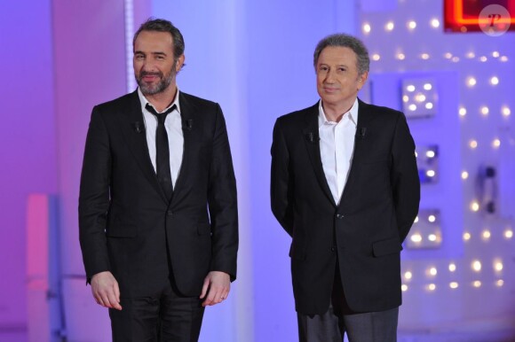 Jean Dujardin et Michel Drucker pose avant l'enregistrement de l'émission Vivement Dimanche à Paris le 20 février 2013.