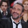 Jean Dujardin tout sourire pendant le tournage de l'émission Vivement Dimanche à Paris le 20 février 2013.