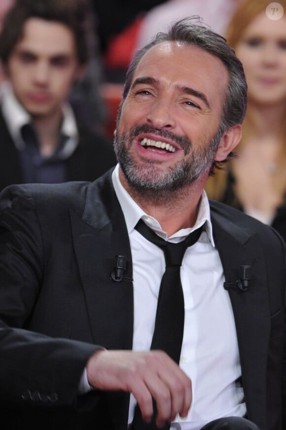 Jean Dujardin tout sourire pendant le tournage de l'émission Vivement Dimanche à Paris le 20 février 2013.
