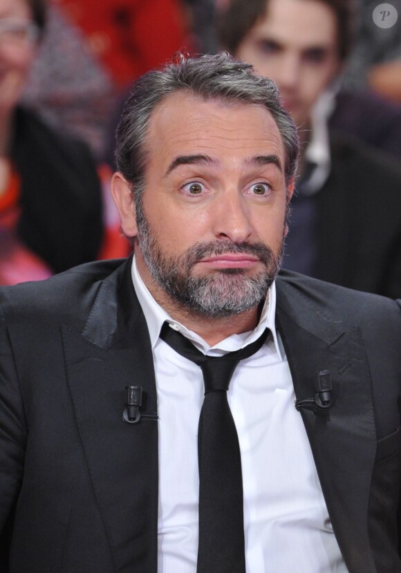 Jean Dujardin pris sur le fait pour le tournage de l'émission Vivement Dimanche à Paris le 20 février 2013.